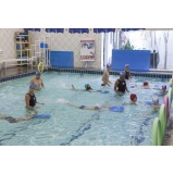 aula de natação infantil