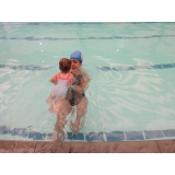 aula de natação para bebês